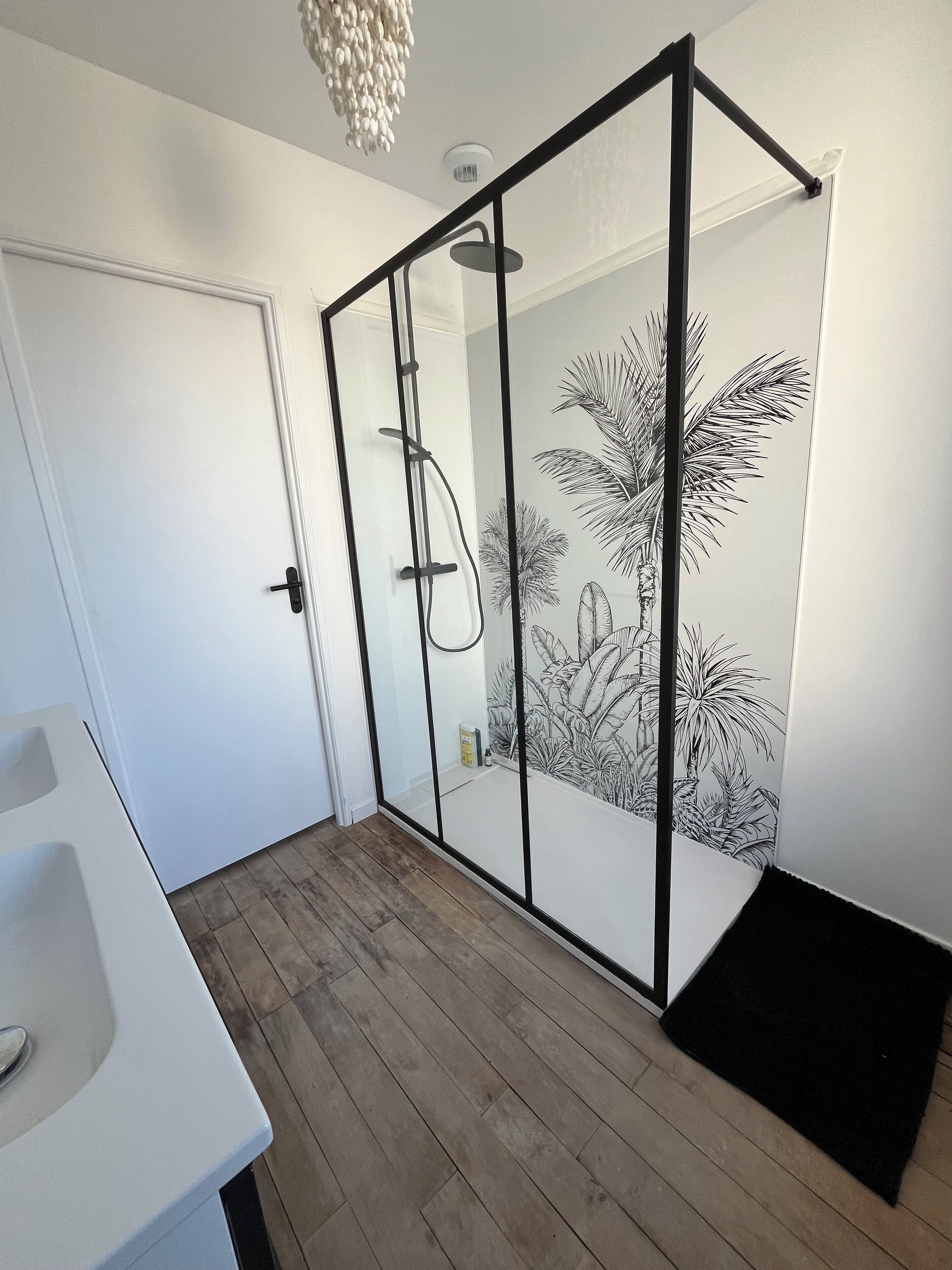 Douche, séchoir à cheveux, papier de toilette