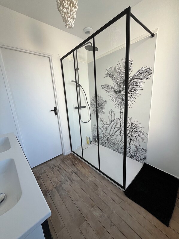 Shower, hair dryer, toilet paper