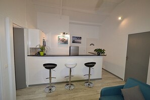 Interior - Modern air-conditioned apartment, very well equipped, sea view, swimming pool and beach. (Le Gosier)