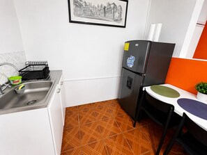 Cafetière/bouilloire, réfrigérateur, micro-ondes, lave-vaisselle