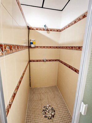 Serviettes fournies, savon, papier toilette