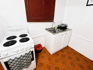 Een koffiezetapparaat/waterkoker, een koelkast, een microgolfoven