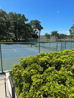 Sport court - Charming 2-bedroom Bird Bay condo with pools, fitness room, tennis in Venice (Venice)