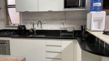 Geladeira, micro-ondas, fogão, cooktop