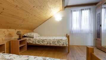2 bedrooms, iron/ironing board, free WiFi, bed sheets