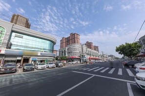 Tempat letak kenderaan sendiri percuma 