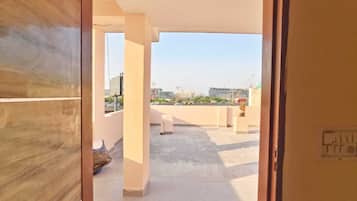 Habitación doble Deluxe, vista a la ciudad | Terraza o patio