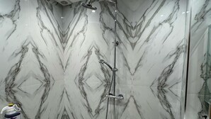 A modern bathroom with a shower, a sink, and a toilet. - 1br-sleeps2-parking-nearlondon-central (Erith)