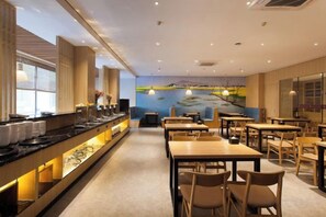 A restaurant with a buffet bar, dining tables, and chairs. - Future Yiju Shanghui Hotel (Zhengzhou Manhadun Yanzhuang Metro Station) (Zhengzhou)