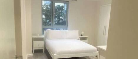 2 slaapkamers, een strijkplank/strijkijzer, reisbedje, gratis wifi