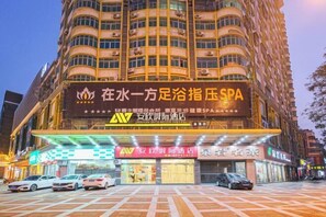 A hotel with a sign for a spa and a restaurant.