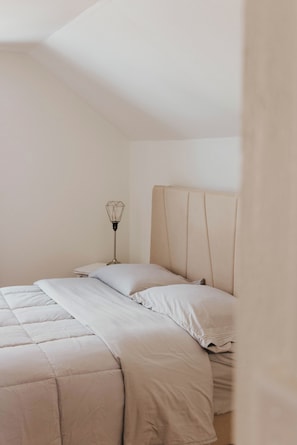 3 bedrooms, desk, iron/ironing board, travel crib