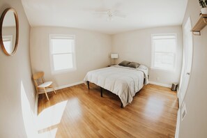 3 dormitorios, escritorio, tabla de planchar con plancha y cuna de viaje