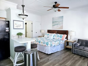 3 bedrooms, iron/ironing board, WiFi, bed sheets - You, Me, & The Sea! (Panama City Beach)