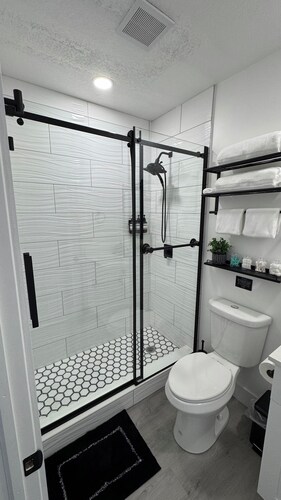 Private apt, king bed, laundry inside