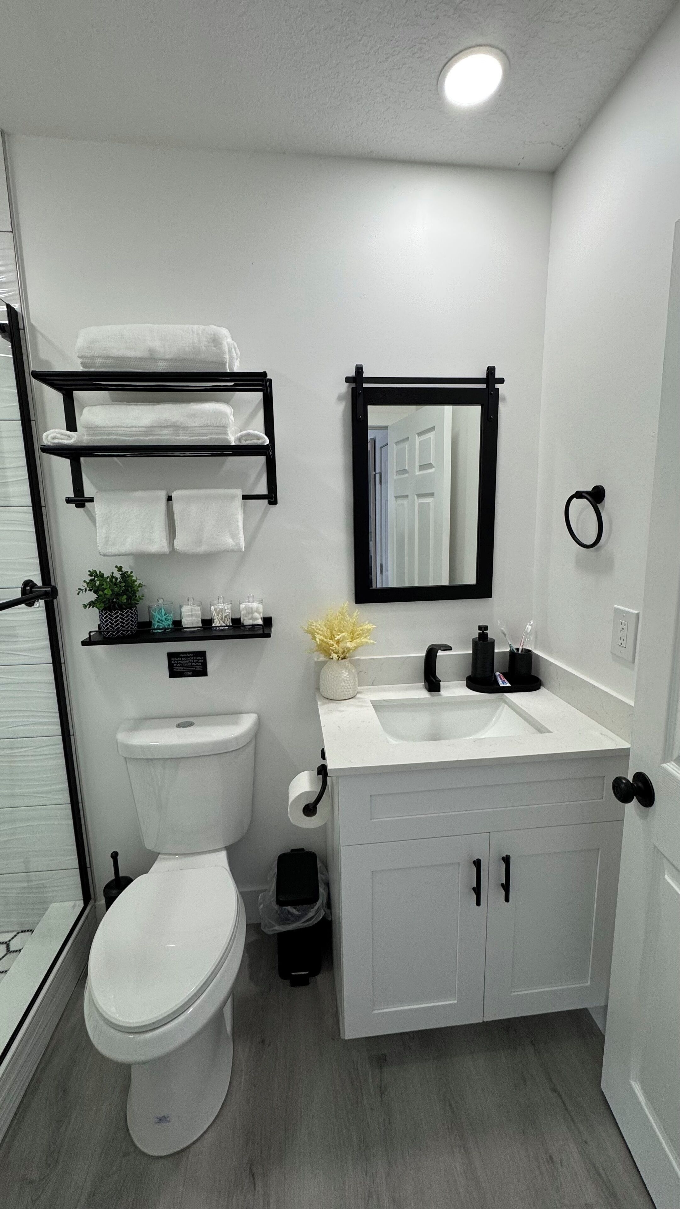 Un bagno moderno con il water, un lavandino e un portasciugamani.