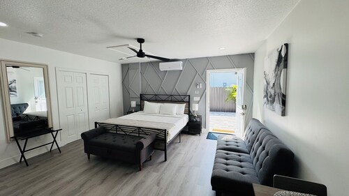 Private apt, king bed, laundry inside