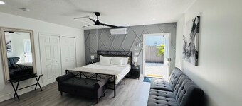 Private apt, king bed, laundry inside