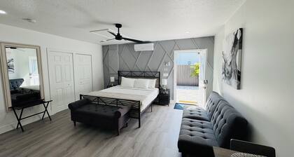 Private apt, king bed, laundry inside