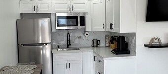 Private apt, king bed, laundry inside