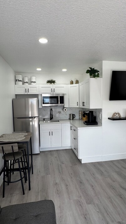 Private apt, king bed, laundry inside