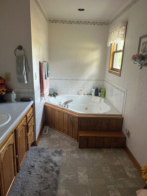 按摩浴缸、吹风机、毛巾、肥皂