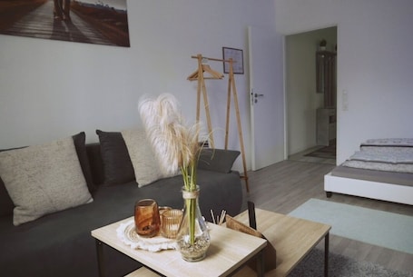 Living area. Stylish apartment in Wuppertal incl. tea & coffee