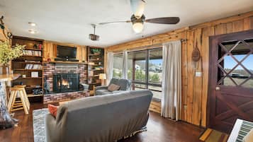 Smart TV, caminetto, lettore DVD