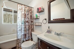 Sèche-cheveux, bidet, serviettes fournies, savon