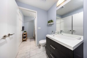 Haartrockner, Handtücher, Seife, Toilettenpapier