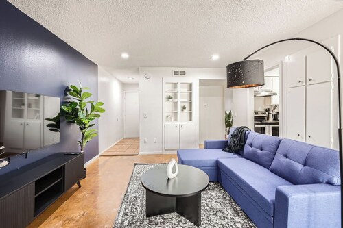 Comfy King Suite Getaway | Sleeps 4 | Pool, Prkg