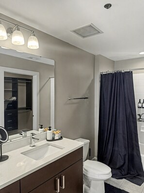 Haartrockner, Handtücher, Seife, Shampoo