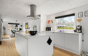 Fridge, microwave, oven, stovetop - Awesome home in Hals with WiFi (Hals)