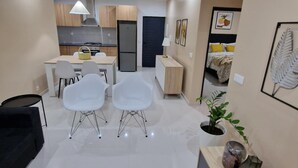 Een modern interieur met een eethoek, keuken en slaapkamer.