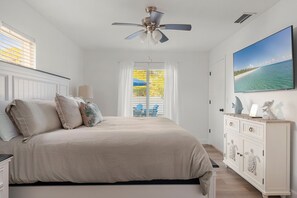 3 soverom, skrivebord, strykejern/-brett og reiseseng for barn