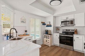 Kylskåp, mikrovågsugn, ugn och spishäll