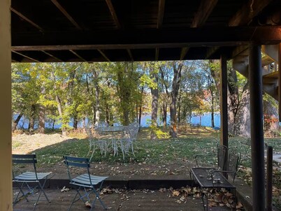 Charming River Front 1-bedroom apartment in delightful Coraopolis with AC, WiFi