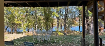 Charming River Front 1-bedroom apartment in delightful Coraopolis with AC, WiFi