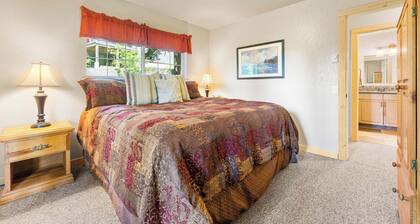 Hawks Nest Lodge at LAKESIDE - Private dock access, warm side of Payette Lake