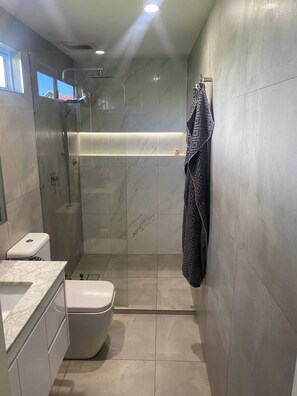 Douche, séchoir à cheveux, serviettes fournies, savon