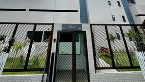 A tall, modern building with a prominent entrance and a sign reading 'allure.' - Flat in Boa Viagem (2 km from the airport) (Boa Viagem Recife)