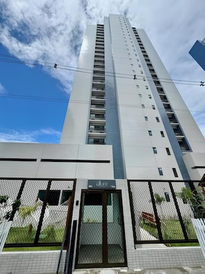 A tall, modern building with a prominent entrance and a sign reading 'allure.' - Flat in Boa Viagem (2 km from the airport) (Boa Viagem Recife)