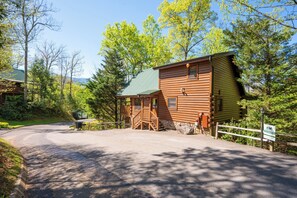 Exterior - Smoky Mountain High 3-bedroom/3 bath, hot tub, game room, 10-min from downtown (Gatlinburg)