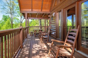 Property grounds - Smoky Mountain High 3-bedroom/3 bath, hot tub, game room, 10-min from downtown (Gatlinburg)