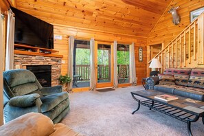 Smart TV, fireplace, video games, DVD player - Smoky Mountain High 3-bedroom/3 bath, hot tub, game room, 10-min from downtown (Gatlinburg)