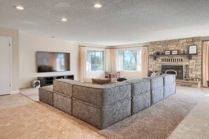 TV, fireplace - Fireplace, Soaking Tub & Peaceful Surroundings (Mariposa)