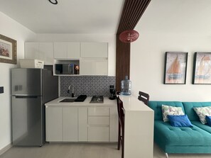 Mikrobølgeovn, kaffetrakter/tekoker, hurtigmikser og kjøkkenutstyr