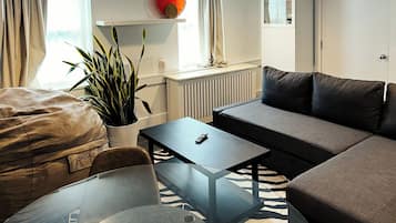 Een smart-tv, boeken en een stereo