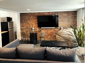 Smart TV, books, stereo