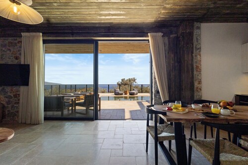 Petres Luxury Villa 01
